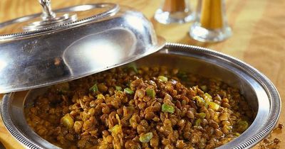 Scopri come cucinare le lenticchie in umido con un profumo di zenzero e curcuma, perfetto come contorno per il pranzo di Capodanno.