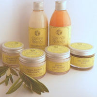 I consigli per una pelle "antiage" grazie a creme ed essenze naturali.
Le rughe del viso, vale a dire il più indesiderato inestetismo legato all’invecchiamento della pelle, sono in qualche modo evitabili?